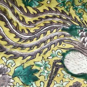 Een Chinese 'feniksen' schotel in groen, aubergine en geel email op biscuit, He He Jia Chan merk, Transitie periode — foto 14