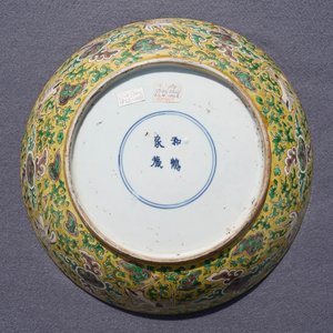 Een Chinese 'feniksen' schotel in groen, aubergine en geel email op biscuit, He He Jia Chan merk, Transitie periode — foto 5