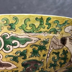 Een Chinese 'feniksen' schotel in groen, aubergine en geel email op biscuit, He He Jia Chan merk, Transitie periode — foto 8