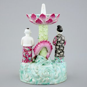 Een Chinese figuratieve famille rose kaarsenhouder, 19e eeuw — foto 3