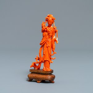 Een Chinese figuur van een dame met lingzhi in rood koraal, 19/20e eeuw — foto 1