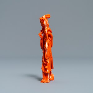 Een Chinese figuur van een dame met lingzhi in rood koraal, 19/20e eeuw — foto 4