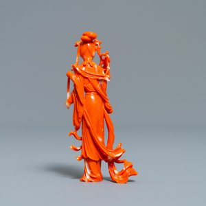 Een Chinese figuur van een dame met lingzhi in rood koraal, 19/20e eeuw — foto 5