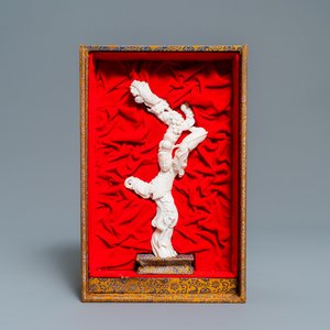 Een Chinese figuur van een dame met waaier in wit koraal, Republiek — foto 1