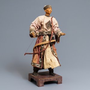 Een Chinese figuur van een Mantsjoe boogschutter in hout en textiel, 19e eeuw — foto 1