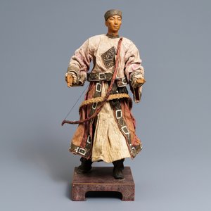 Een Chinese figuur van een Mantsjoe boogschutter in hout en textiel, 19e eeuw — foto 2