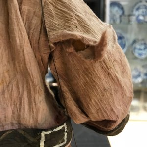 Een Chinese figuur van een Mantsjoe boogschutter in hout en textiel, 19e eeuw — foto 7