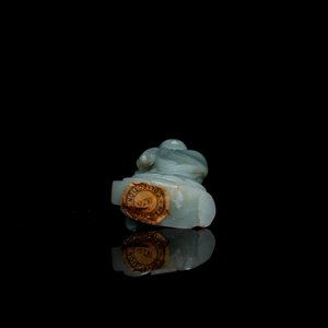 Een Chinese figuur van een onsterfelijke in celadon jade op houten sokkel, Qing — foto 8