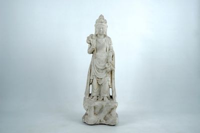 Een Chinese figuur van een vrouwelijke onsterfelijke in wit marmer