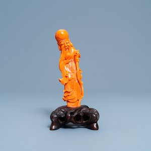 Een Chinese figuur van Shou Lao in rood koraal, 19/20e eeuw — foto 2