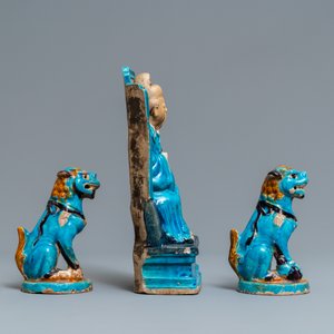 Een Chinese figuuur van Zhenwu op een troon en een paar Boeddhistische leeuwen met turquoise glazuur, Ming — foto 3