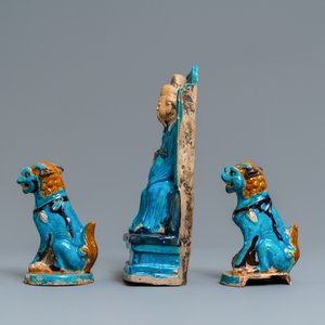Een Chinese figuuur van Zhenwu op een troon en een paar Boeddhistische leeuwen met turquoise glazuur, Ming — foto 5