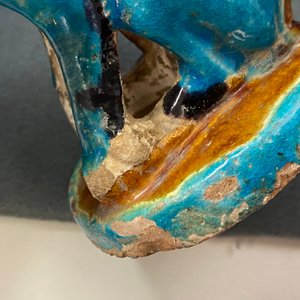 Een Chinese figuuur van Zhenwu op een troon en een paar Boeddhistische leeuwen met turquoise glazuur, Ming — foto 10