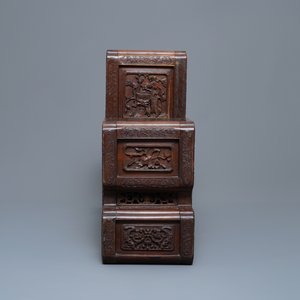 Een Chinese fijn gesculpteerde houten étagère, 19e eeuw — foto 2
