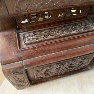 Een Chinese fijn gesculpteerde houten étagère, 19e eeuw — foto 24