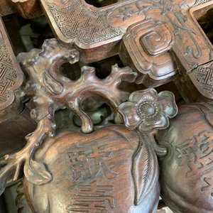 Een Chinese fijn gesculpteerde houten étagère, 19e eeuw — foto 31