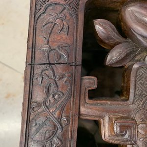 Een Chinese fijn gesculpteerde houten étagère, 19e eeuw — foto 32