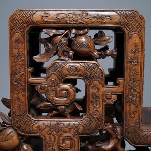 Een Chinese fijn gesculpteerde houten étagère, 19e eeuw — foto 8