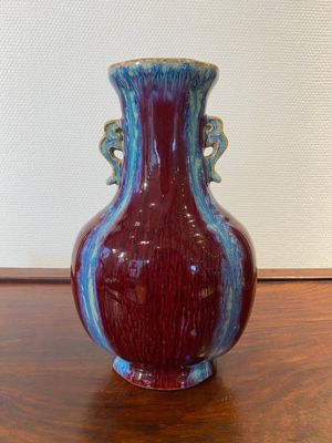 Een Chinese flambé-geglazuurde 'hu' vaas, Qianlong merk, 19/20e eeuw — foto 1