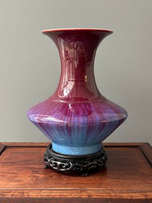 Een Chinese flambé geglazuurde vaas op houten sokkel, 19e eeuw — foto 1