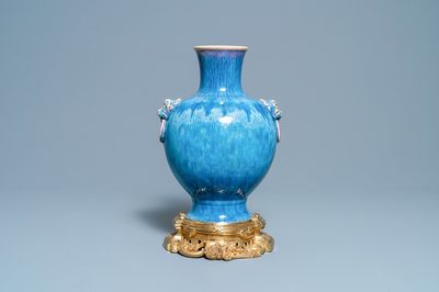 Een Chinese flambé-geglazuurde vaas op vergulde bronzen voet, 18/19e eeuw
