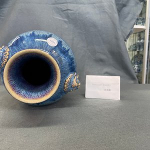 Een Chinese flambé-geglazuurde vaas op vergulde bronzen voet, 18/19e eeuw — foto 9