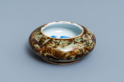 Een Chinese flambé penselenwasser met blauw-wit decor van krabben, 19/20e eeuw