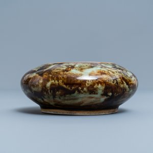 Een Chinese flambé penselenwasser met blauw-wit decor van krabben, 19/20e eeuw — foto 2
