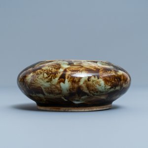 Een Chinese flambé penselenwasser met blauw-wit decor van krabben, 19/20e eeuw — foto 3