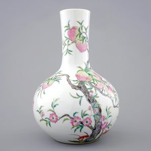 Een Chinese flesvormig famille rose vaas met 9 perziken decor, 19/20e eeuw — foto 1