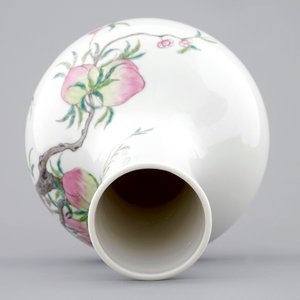 Een Chinese flesvormig famille rose vaas met 9 perziken decor, 19/20e eeuw — foto 5