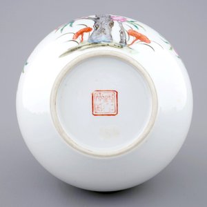 Een Chinese flesvormig famille rose vaas met 9 perziken decor, 19/20e eeuw — foto 6
