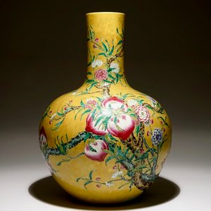 Een Chinese flesvormig famille rose vaas met 9 perziken decor op geel-oker fondkleur, 19/20e eeuw — foto 1