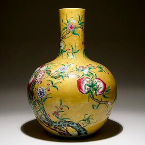 Een Chinese flesvormig famille rose vaas met 9 perziken decor op geel-oker fondkleur, 19/20e eeuw — foto 2