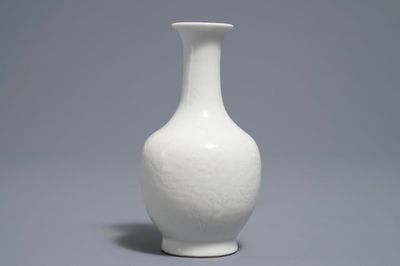 Een Chinese flesvormige blanc de Chine vaas met onderglazuur floraal decor, ca. 1900