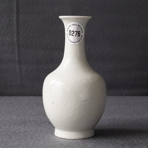 Een Chinese flesvormige blanc de Chine vaas met onderglazuur floraal decor, ca. 1900 — foto 13