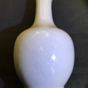 Een Chinese flesvormige blanc de Chine vaas met onderglazuur floraal decor, ca. 1900 — foto 7