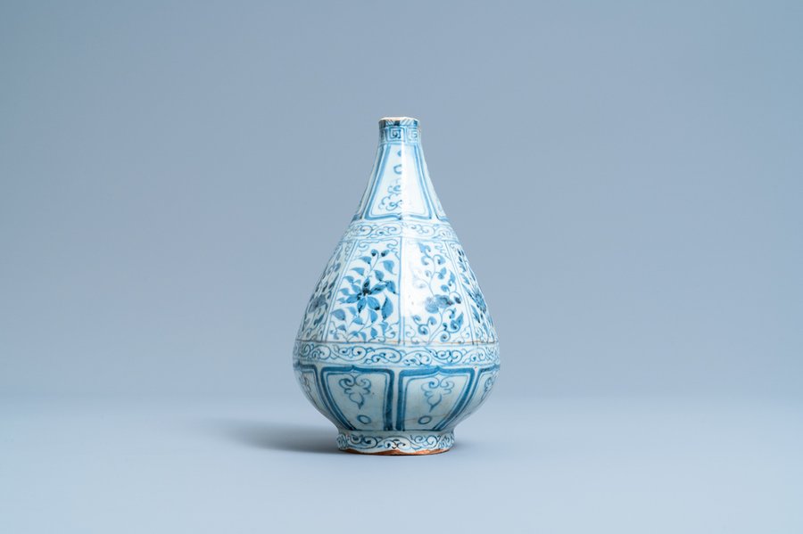 Een Chinese flesvormige blauw-witte octagonale vaas met floraal decor, Hongwu — foto 1