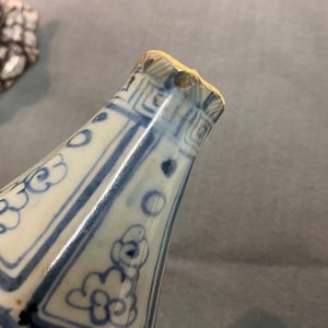Een Chinese flesvormige blauw-witte octagonale vaas met floraal decor, Hongwu — foto 11