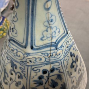Een Chinese flesvormige blauw-witte octagonale vaas met floraal decor, Hongwu — foto 17