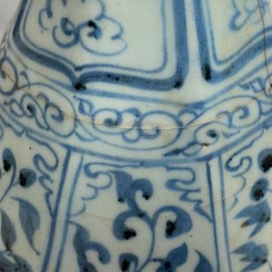 Een Chinese flesvormige blauw-witte octagonale vaas met floraal decor, Hongwu — foto 19