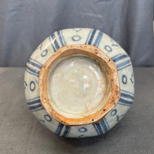 Een Chinese flesvormige blauw-witte octagonale vaas met floraal decor, Hongwu — foto 25