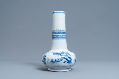 Een Chinese flesvormige blauw-witte vaas, Chenghua merk, Kangxi