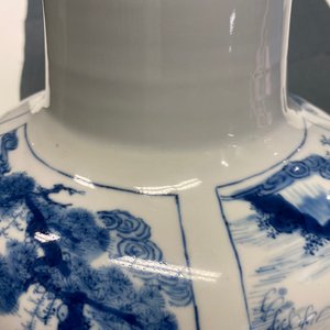 Een Chinese flesvormige blauw-witte vaas, Chenghua merk, Kangxi — foto 7