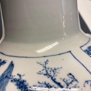 Een Chinese flesvormige blauw-witte vaas, Chenghua merk, Kangxi — foto 9