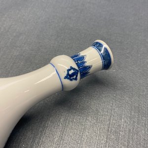 Een Chinese flesvormige blauw-witte vaas met decor van antiquiteiten, Kangxi — foto 16