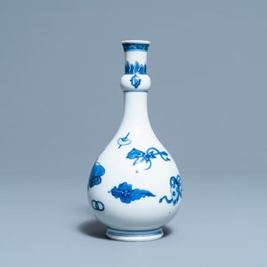 Een Chinese flesvormige blauw-witte vaas met decor van antiquiteiten, Kangxi — foto 3