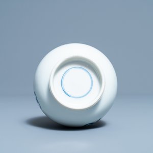 Een Chinese flesvormige blauw-witte vaas met decor van antiquiteiten, Kangxi — foto 6