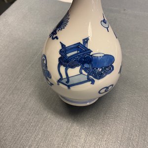 Een Chinese flesvormige blauw-witte vaas met decor van antiquiteiten, Kangxi — foto 10