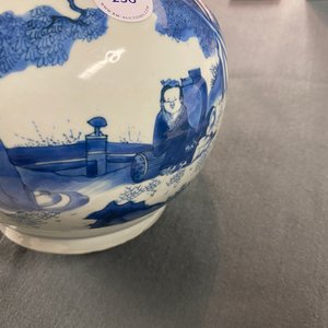 Een Chinese flesvormige blauw-witte vaas met figuren in een landschap, Transitie periode — foto 15